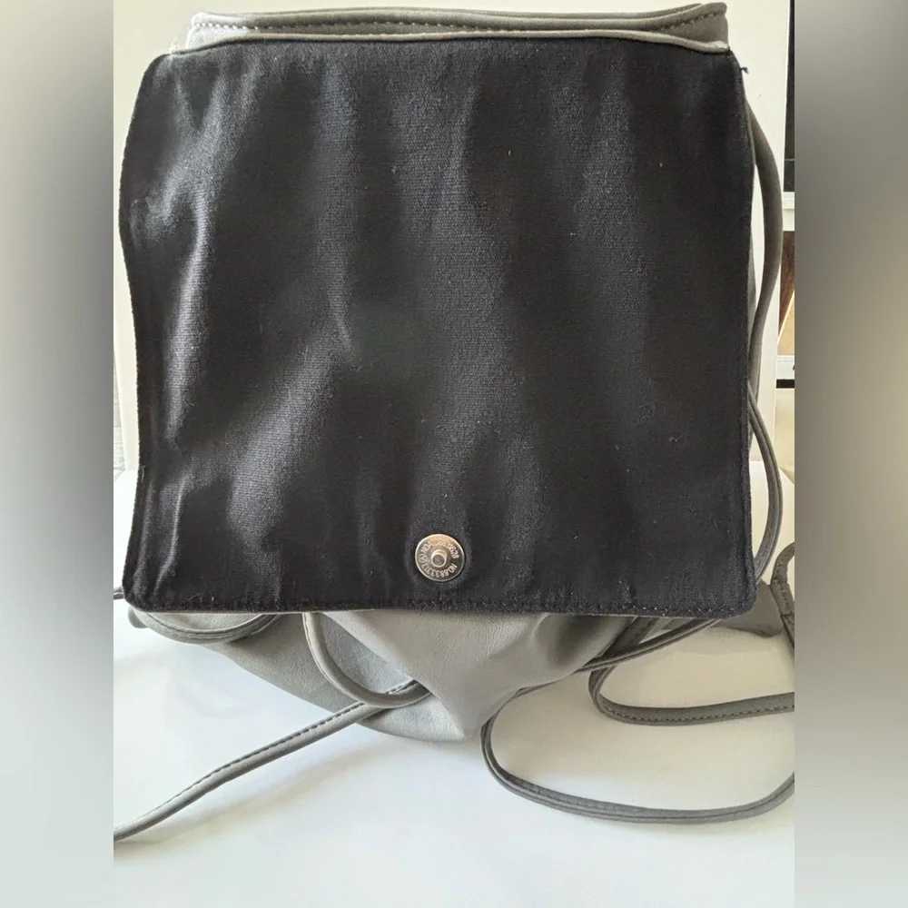 🦋2/25$ CoLab Gray faux soft Leather Pouch Back Pack - Picture 4 of 15